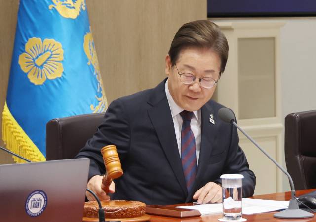 ▲이재명 대통령이 10일 서울 용산 대통령실에서 국무회의를 개회하며 의사봉을 두드리고 있다. ⓒ연합뉴스