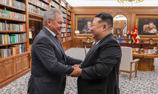 러시아 대통령 푸틴의 위임으로 북한을 방문중인 러시아 쇼이구 안전이사회 서기장이 김정은 국무위원장을 평양에서 만나 우크라이나 문제 등에 대해 논의했다고 조선중앙통신이 지난 5일 보도했다. 조선중앙통신·연합뉴스