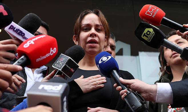 거리 유세 중 총격을 당한 콜롬비아의 야권 대선주자 미겔 우리베 투르바이 상원의원의 아내 마리아 클라우디아 타라조나가 8일(현지시간) 언론과 인터뷰를 하고 있다. 로이터연합뉴스