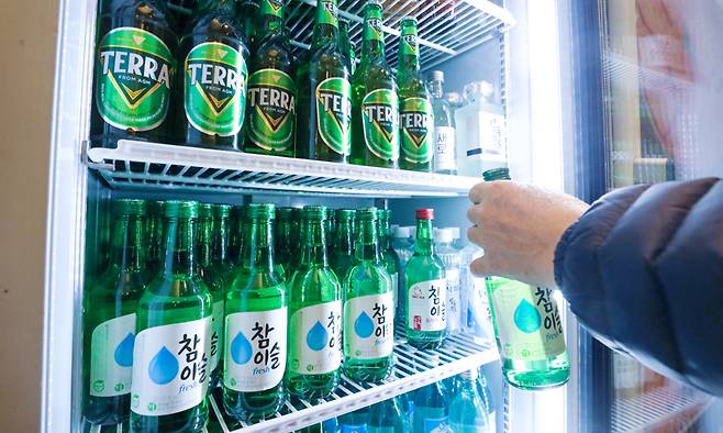 서울의 한 식당 주류 냉장고에 소주와 맥주 등이 채워져 있다. 뉴스1