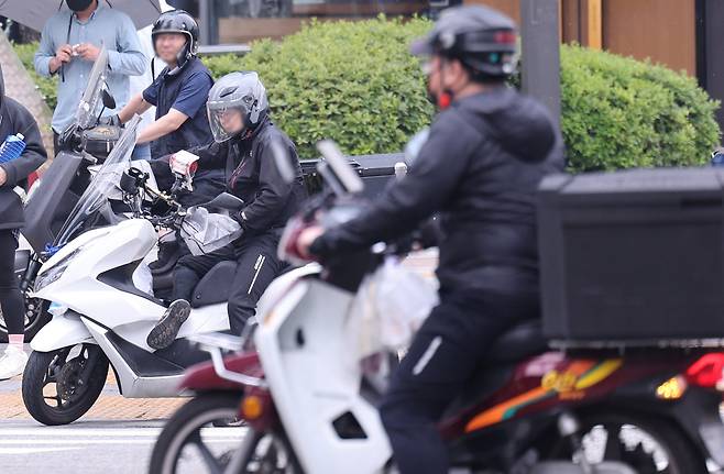 2일 서울의 한 식당가에서 배달기사들이 바쁘게 움직이고 있다. 정부는 10일부터 공공배달앱에서 사용할 수 있는 1만원 할인쿠폰 650만장을 지급하는 행사를 진행한다. 뉴스1