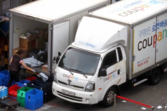 서울 시내 한 쿠팡 배송 캠프에서 택배기사가 배송 준비 작업을 하고 있다. 뉴시스