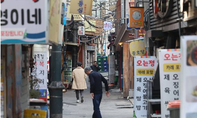 지난 2월 25일 서울시내 한 음식점 골목이 한산한 모습을 보이고 있다. 뉴시스