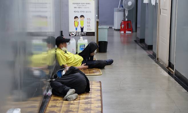 서울역희망지원센터에서 노숙인 등이 복도에 누워 휴식하고 있다. 연합뉴스