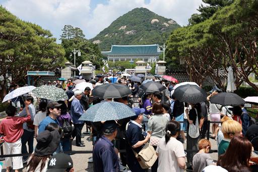 8일 종로구 청와대를 찾은 관람객들이 입장하기 위해 줄을 서고 있다.연합뉴스