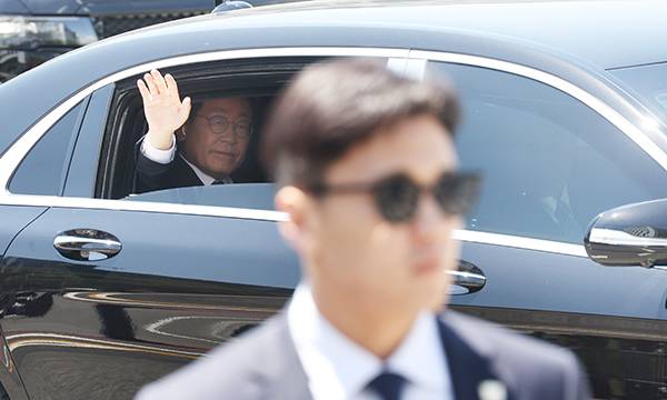 지난 4일 이재명 대통령이 서울 여의도 국회에서 제21대 대통령 취임선서식을 마치고 용산 대통령실로 이동하고 있는 가운데 경호처 직원이 주변을 탐색하고 있다. 뉴시스