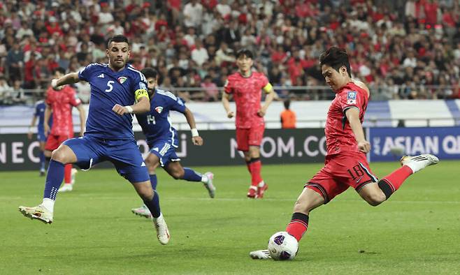 경기 최우수선수의 강슛 이강인(오른쪽)이 10일 서울월드컵경기장에서 열린 2026 국제축구연맹(FIFA) 북중미 월드컵 아시아 3차 예선 B조 10차전 최종전에서 1-0으로 앞선 후반 6분 두 번째 골을 터트리고 있다.&nbsp;뉴시스