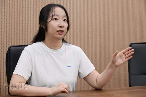 지난 8일 고립·은둔 청년을 돕는 예비 사회적기업인 ‘안무서운회사’의 창립 멤버 김초롱씨가 서울 중구 한국프레스센터에서 은둔 청년에 관한 통계 등의 연구가 먼저 이뤄져야 새 정부가 관련 정책을 제대로 펼칠 수 있다고 설명하고 있다. 김씨는 8년간 은둔 생활을 했던 당사자이기도 하다. 안주영 전문기자