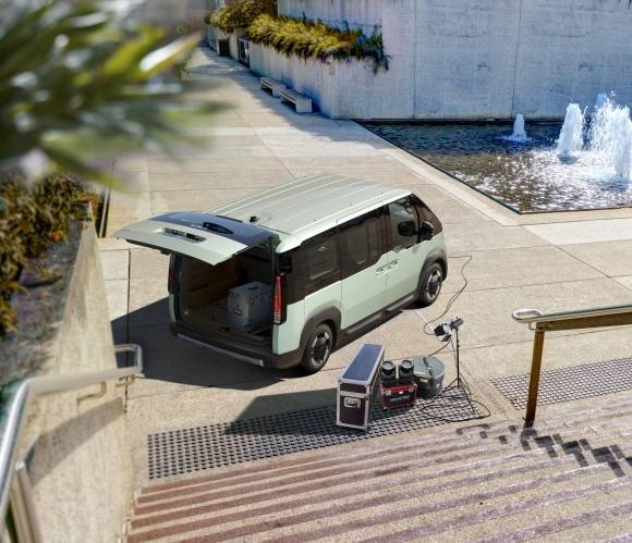 기아가 10일부터 계약에 들어가는 전기 목적기반차량(PBV) ‘더 기아 PV5’ 패신저 모델이 주차돼 있다. 넉넉한 실내 공간이 특징이다. 기아 제공