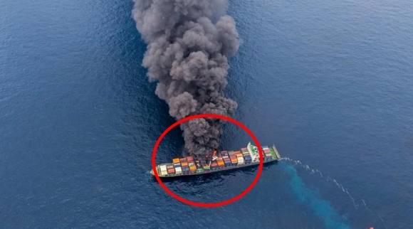 현지시간으로 9일, 인도 케랄라주(州) 해안을 지나던 싱가포르 국적의 컨테이너선에서 화재가 발생했다. 인도 해안경비대 제공