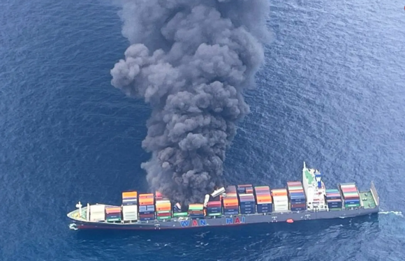 현지시간으로 9일, 인도 케랄라주(州) 해안을 지나던 싱가포르 국적의 컨테이너선에서 화재가 발생했다. AP 연합뉴스
