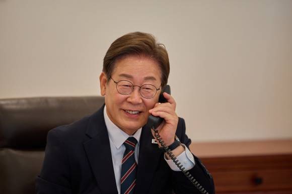 이재명 대통령, 일본 총리와 통화 - 이재명 대통령이 9일 서울 용산 대통령실에서 이시바 시게루 일본 총리와 전화 통화를 하고 있다.  대통령실 제공