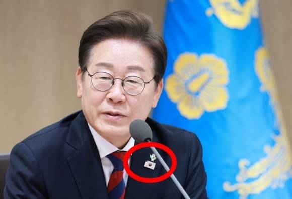 이재명 대통령이 5일 서울 용산구 대통령실 청사에서 열린 국무회의에서 발언하고 있다.   이 대통령 왼쪽 가슴에 모서리가 찢어진 모양의 ‘진관사 태극기’ 배지(붉은 원)가 달려있다. 2025.06.05 뉴시스