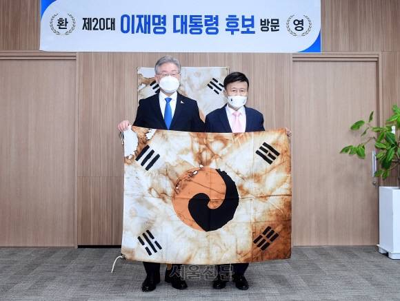 이재명 대통령이 제20대 대선후보 시절 서울 여의도 광복회관에서 진관사 태극기를 들고 기념촬영을 하고 있다. 2021. 11. 1 서울신문