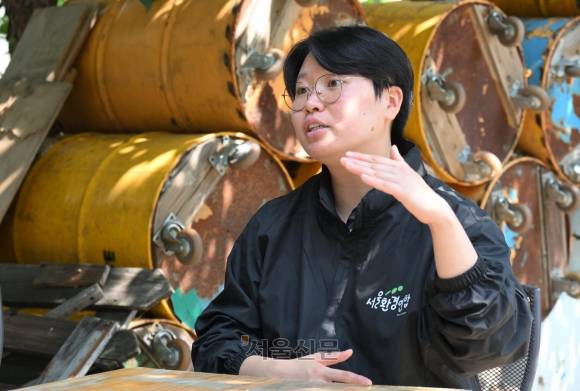 국내외 16개 시민단체의 연대체인 ‘플뿌리연대’에서 활동 중인 서울환경연합 소속 박정음(29)씨가 9일 서울 종로구 서울환경연합 사무실에서 탈플라스틱 정책 성공의 조건에 대해 설명하고 있다. 안주영 전문기자