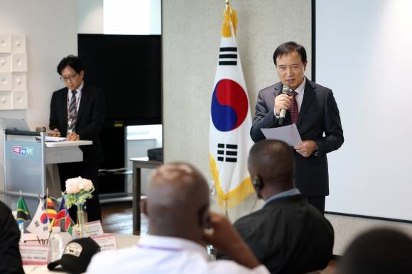 임태희 교육감이 10일 나미비아공화국, 우간다공화국, 탄자니아 연합공화국 등 아프리카 3개국 교육부 대표단을 대상으로 디지털 미래교육 현장 체험 프로그램을 소개하고 있다. (경기도교육청 제공)