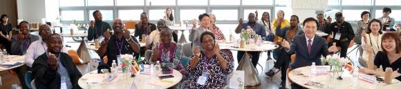 임태희 교육감이 10일 경기도교육청을 방문한 나미비아공화국, 우간다공화국, 탄자니아 연합공화국 등 아프리카 3개국 교육부 대표단 등과 기념 촬영을 하고 있다. (경기도교육청 제공)