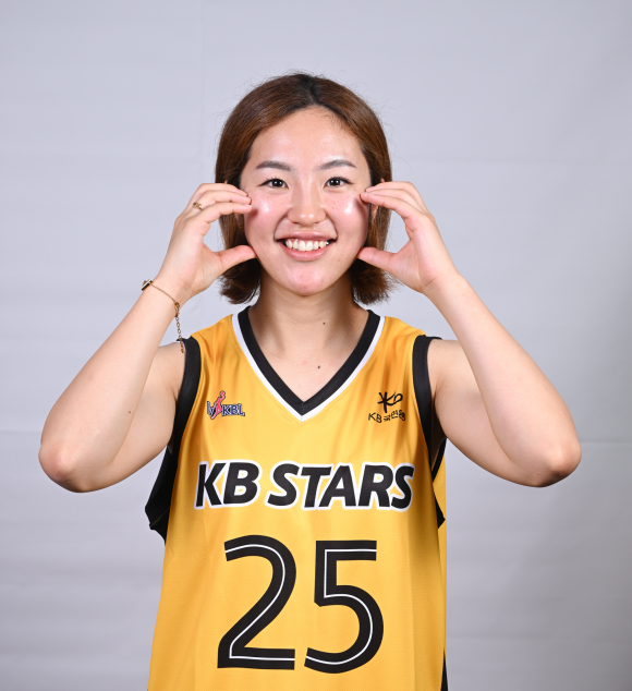 사카이 사라가 6일 일본 도쿄 올림픽기념청소년센터에서 열린 2025~26 여자프로농구 아시아쿼터 드래프트에서 3순위로 청주 KB에 지명된 뒤 기뻐하고 있다. WKBL 제공