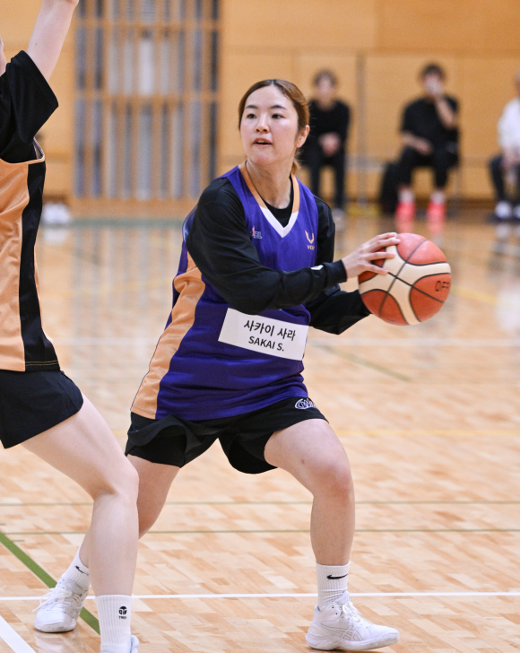 사카이 사라가 6일 일본 도쿄 올림픽기념청소년센터에서 열린 2025~26 여자프로농구 아시아쿼터 트라이아웃에서 패스하고 있다. WKBL 제공