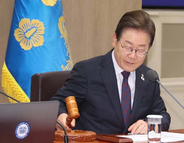 이재명 대통령이 10일 서울 용산 대통령실에서 국무회의를 주재하며 의사봉을 두드리고 있다. / 연합뉴스
