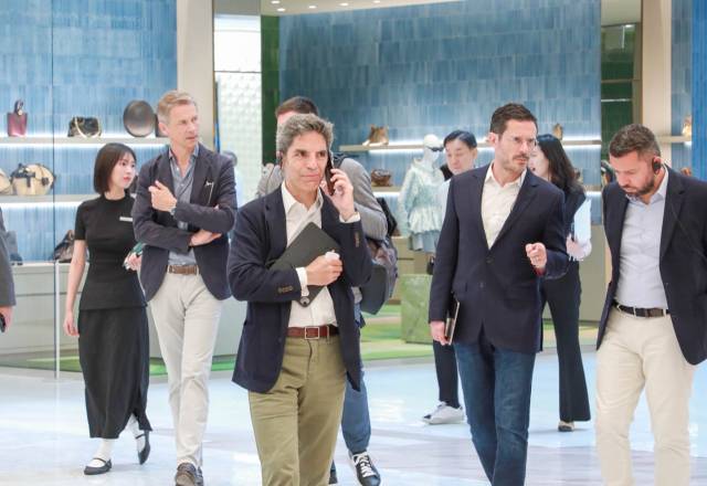 미국 블루밍데일즈 등 글로벌 백화점의 최고경영자(CEO) 및 경영진들이 10일 여의도 ‘더현대 서울’ 내부를 둘러보고 있다. 사진 제공=현대백화점