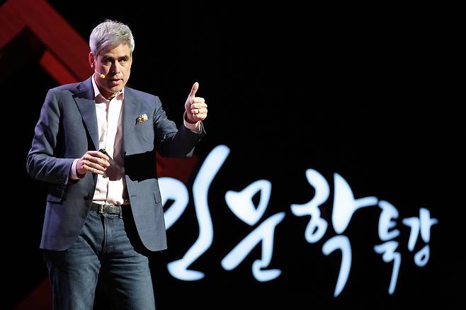 사회심리학자 조너선 하이트는 특히 여성 청소년이 SNS의 해악에 취약하다고 말한다. ⓒ웅진지식하우스 제공