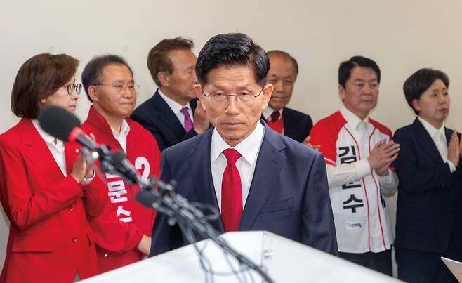 김문수 전 국민의힘 대선후보(가운데)가 6월4일 새벽 서울 여의도 국민의힘 중앙당사에서 대선 관련 입장을 밝히고 있다. ⓒ시사저널 이종현