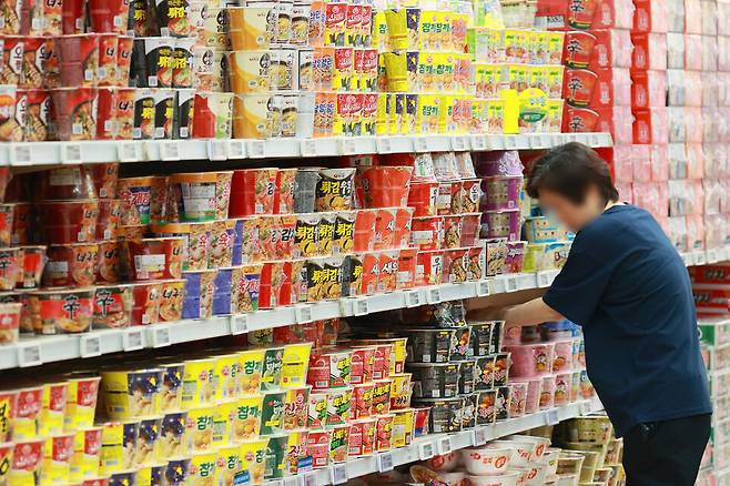 이재명 대통령이 물가 급등의 예시로 라면을 언급하면서 라면 업계에 긴장감이 돌고 있다. 사진은 서울의 한 대형마트 라면 판매대 모습 ⓒ연합뉴스