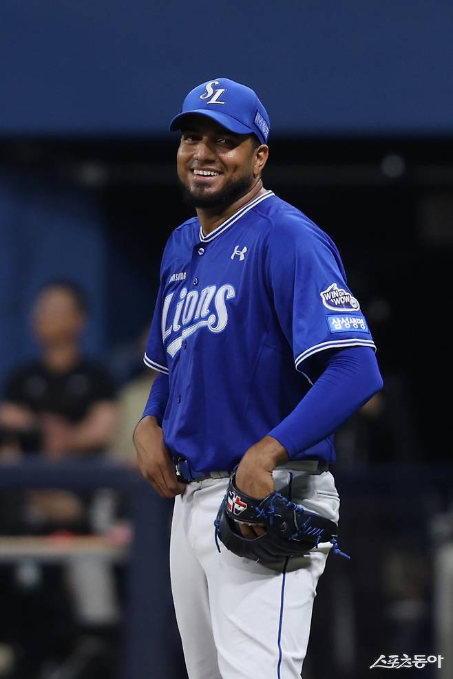 삼성 레예스는 8일 오른쪽 발등 미세 골절로 1군 엔트리에서 빠졌다. 팀은 부상이 재발한 레예스를 두고 완전 교체와 일시 대체를 두고 고민에 빠졌다. 사진제공|삼성 라이온즈