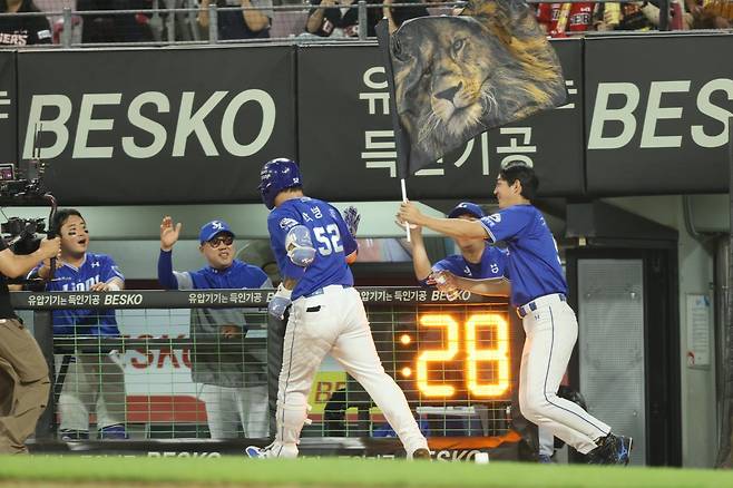 삼성 박병호(52번)는 10일 광주 KIA전에서 홈런포를 터트려 KBO리그 역대 11번째 13시즌 연속 두자릿수 홈런을 기록했다. 사진제공｜삼성 라이온즈