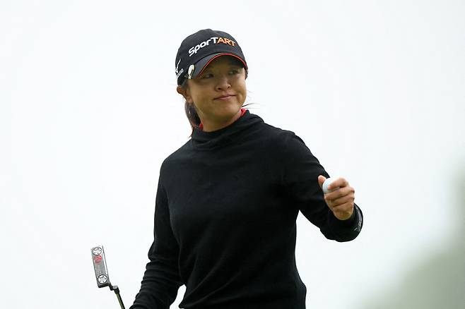 김세영이 9일 LPGA 투어 숍라이트 클래식 최종라운드 13번홀에서 3연속 버디를 성공한 뒤 갤러리에 인사하고 있다. 갤러웨이｜AFP연합뉴스