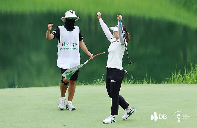 임희정이 한국여자오픈에서 3년 만의 우승을 노린다. 2022년 한국여자오픈 최종일 18번홀에서 우승 세리머니를 하고 있는 임희정. ｜DB그룹 한국여자오픈 대회조직위 제공