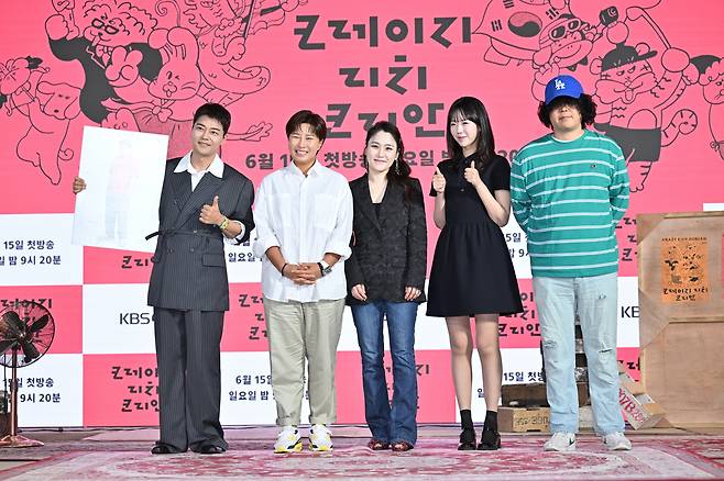 방송인 전현무(왼쪽부터)와 박세리, 지휘자 장한나, 방송인 지예은, 이창수PD가 10일 오전 서울 여의도 KBS 별관에서 열린 KBS2 예능 ‘크레이지 리치 코리안’ 제작발표회에 참석해 포즈를 취하고 있다. 사진 KBS