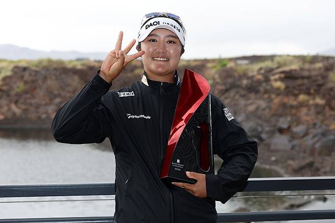 유해란이 메이저대회 전초전 마이어 LPGA 클래식에서 시즌 2승을 겨눈다. 유해란이 지난달 블랙데저트 챔피언십에서 시즌 첫승, 통산 3승을 거둔뒤 트로피를 들고 기념촬영 하고 있다. ｜게티이미지