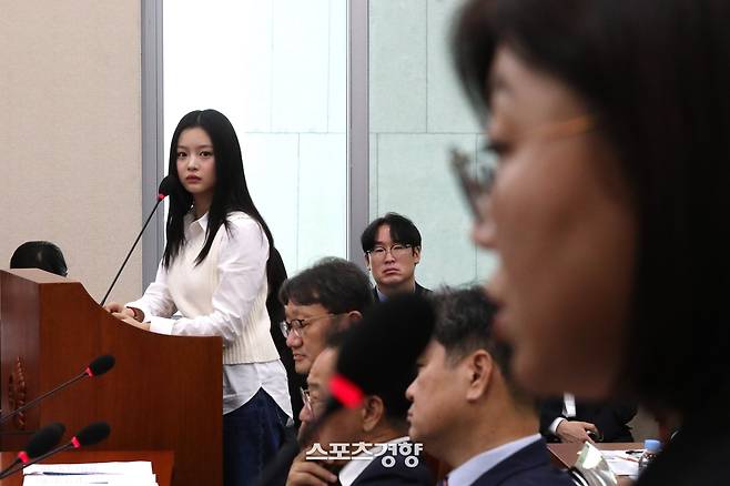 뉴진스 멤버 하니 팜이 15일 오후 국회에서 열린 환경노동위원회의 국정감사에서 증인으로 출석한 김주영 하이브 최고인사책임자의 답변을 듣고 있다. 2024.10.15 국회사진기자단