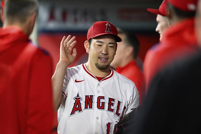 LA 에인절스 기쿠치가 10일 애슬레틱스전에서 8회초 1사 후 마운드를 내려온 뒤 동료들과 하이파이브를 나누고 있다. AP연합뉴스