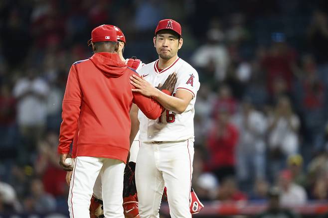 LA 에인절스 기쿠치가 10일 애슬레틱스전에서 8회초 1사 후 마운드를 내려가고 있다. AP연합뉴스