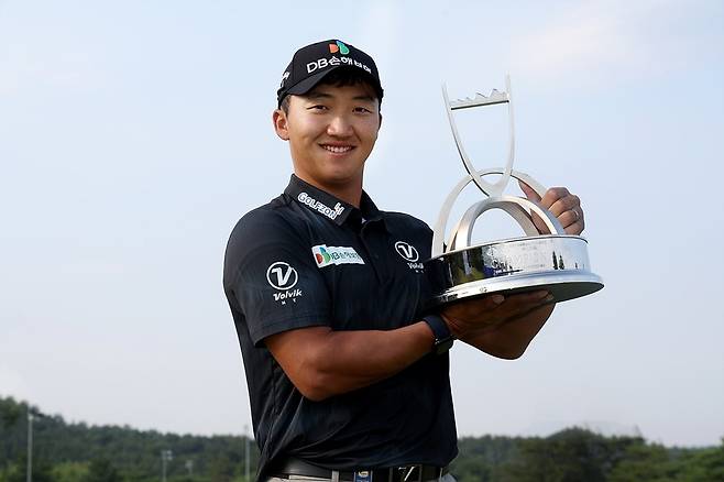 김홍택이 지난 8일 백송홀딩스 아시아드CC 부산오픈에서 우승한 뒤 우승 트로피를 들고 기념촬영하고 있다. KPGA 제공
