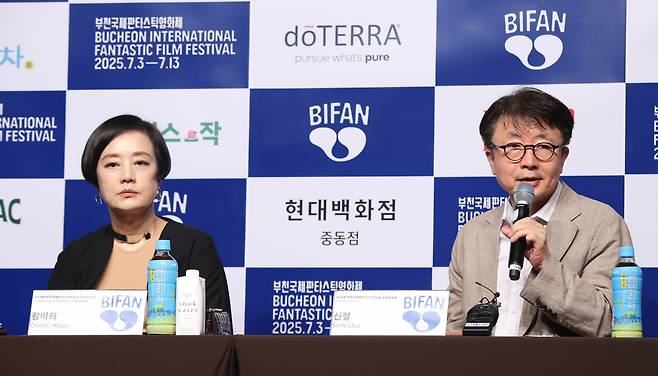 10일 용산구 백범김구기념관에서 열린 ‘제29회 부천국제판타스틱영화제 공식 기자회견’에서 신철 집행위원장이 영화제를 소개하고 있다. 왼쪽은 장미희 부천국제판타스틱영화제 조직위원장. 2025.6.10. 연합뉴스