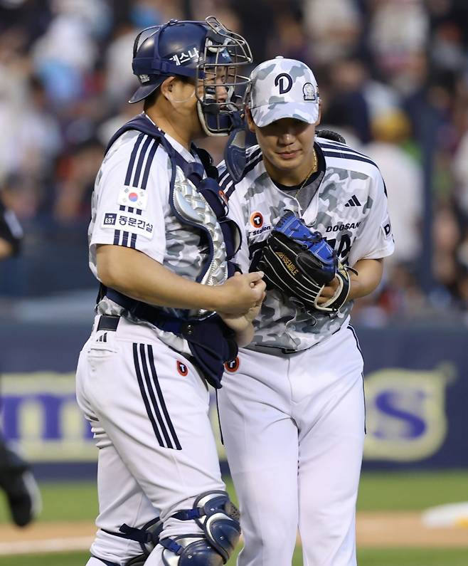 두산 베어스 포수 양의지(왼쪽)가 지난 6일 잠실 롯데전에서 데뷔 첫 세이브를 달성한 양재훈을 축하하고 있다. /사진=두산 베어스 제공