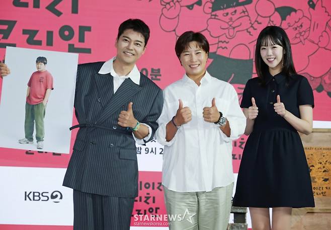 전현무, 박세리, 지예은이 10일 오전 서울 여의도 KBS 별관에서 진행된 KBS 2TV 예능 '크레이지 리치 코리안' 제작발표회에서 포즈를 취하고 있다.  다양한 분야에서 본업에 미쳐 성공을 이룬 K-피플들을 직접 찾아가 그들의 삶과 철학과 열정을 조명하는 휴먼 리얼리티 예능 '크레이지 리치 코리안'은 오는 15일 첫 방송된다. /2025.06.10 /사진=이동훈 photoguy@