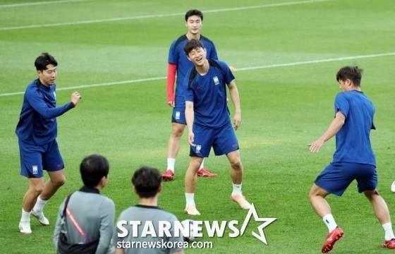 이재성(가운데)이 대표팀 동료들과 즐겁게 훈련에 임하고 있다. /사진=강영조 선임기자