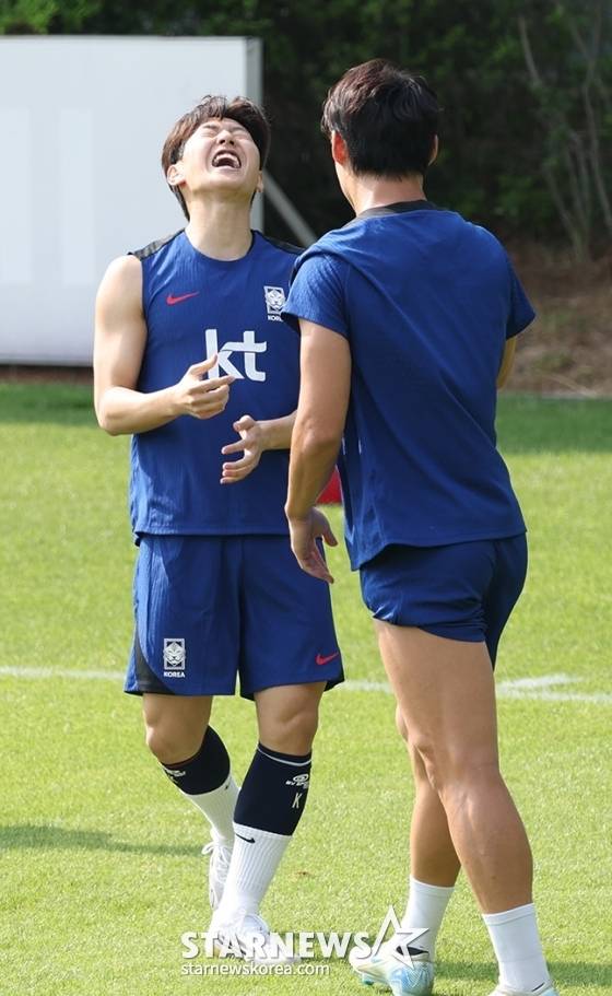 이강인(왼쪽)을 비롯한 대표팀 선수들이 론도 훈련을 하고 있다. /사진=김진경 대기자