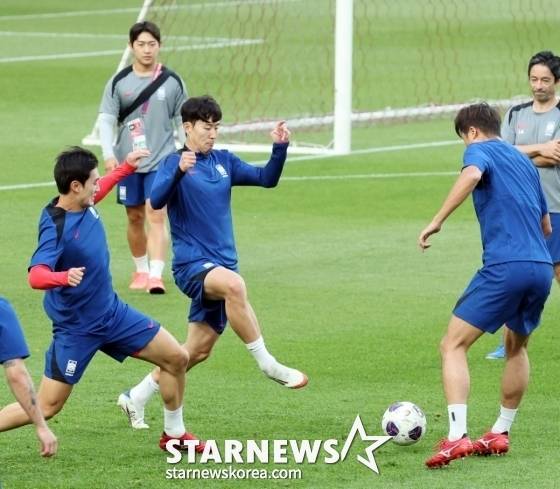 손흥민(왼쪽 두 번째)이 훈련에 집중하고 있다. /사진=강영조 선임기자