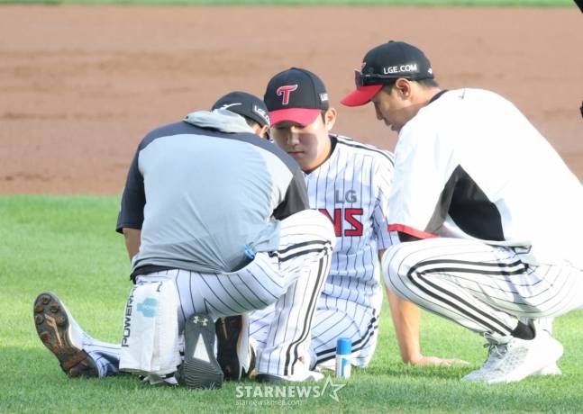 22025 신한 SOL Bank KBO리그 LG 트윈스 대 SSG 랜더스 경기가 10일 서울 잠실야구장에서 열렸다.  LG 선발 손주영이 1회초 2사 1루에서 SSG 에레디아의 강습 타구에 맞아 부상을 입은 후 고통스러워하고 있다. /사진=김진경 대기자