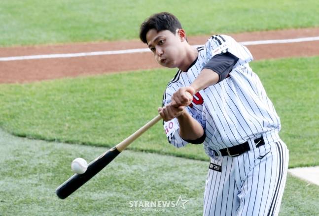 2025 신한 SOL Bank KBO리그 LG 트윈스 대 SSG 랜더스 경기가 10일 서울 잠실야구장에서 열렸다.  LG 김주성이 타격 훈련을 하고 있다. /사진=김진경 대기자