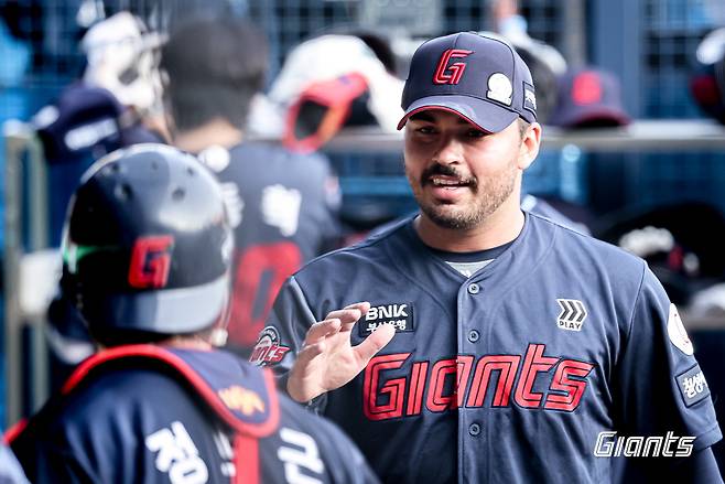 롯데 자이언츠 외국인 투수 알렉 감보아가 지난 8일 서울 잠실야구장에서 열린 2025 신한 SOL Bank KBO리그 두산 베어스와의 팀 간 9차전에 선발등판, 감보아는 6⅔이닝 2실점 호투로 승리투수가 됐다. 사진 롯데 자이언츠