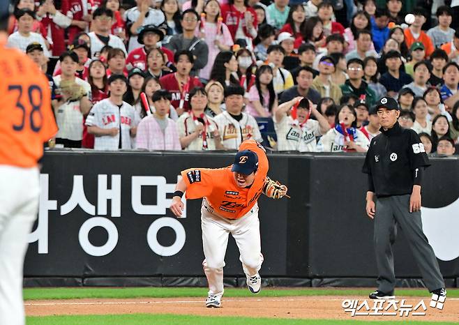 17일 오후 대전 한화생명 볼파크에서 열린 '2025 신한 SOL Bank KBO리그' SSG 랜더스와 한화 이글스의 더블헤더 2차전 경기, 6회초 2사 한화 노시환이 SSG 안상현의 타격때 포구 실책을 하고 있다. 엑스포츠뉴스 DB