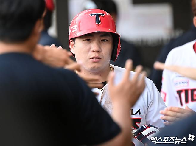 KIA 타이거즈 외야수 이창진이 경기에 출전해 득점 후 동료들과 하이파이브하고 있다. 이창진은 햄스트링 부상을 털어내고 10일 올 시즌 처음으로 1군에 콜업됐다. 엑스포츠뉴스 DB