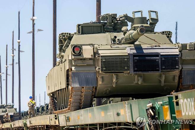 열병식에 참여하는 미 육군 전차 미국 육군이 2025년 5월 22일(현지시간) 미국 텍사스주의 군 기지에서 탱크를 열병식이 열리는 워싱턴DC로 운송하기 위해 열차에 싣고 있다. [AFP 연합뉴스 자료사진. 재판매 및 DB 금지]